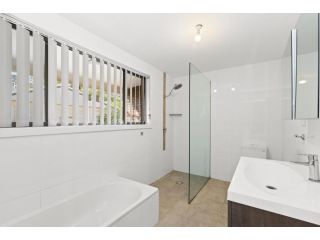 1 372 Ocean View Road Ettalong Beach Apartment, Ettalong Beach - 3