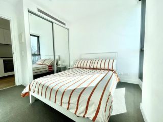 1 Bedroom Modern Apartment Near Crown and CBD Apartment, Melbourne - 5