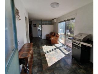 1 Spectrum Street, Rainbow Beach- Close to shops and main beach Guest house, Rainbow Beach - 1