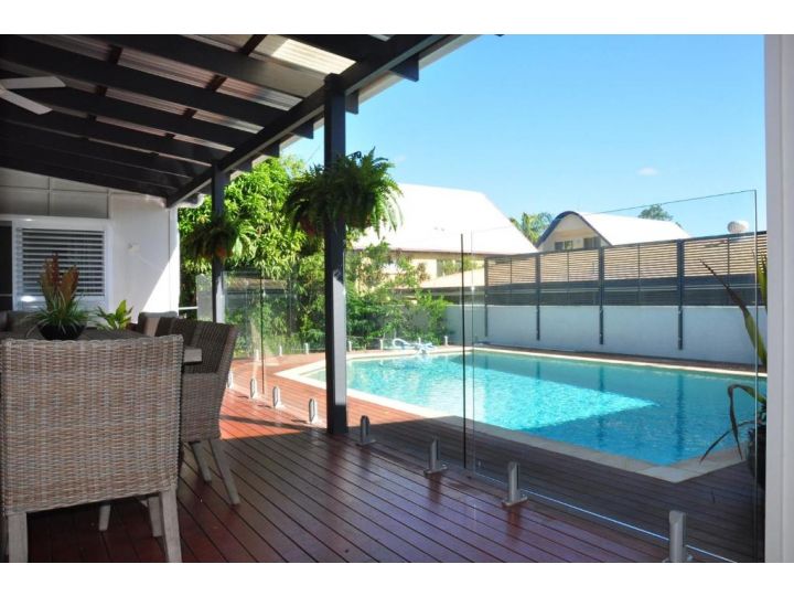 10 Double Island Drive - Modern family home, centrally located, swimming pool & outdoor area Guest house, Rainbow Beach - imaginea 1