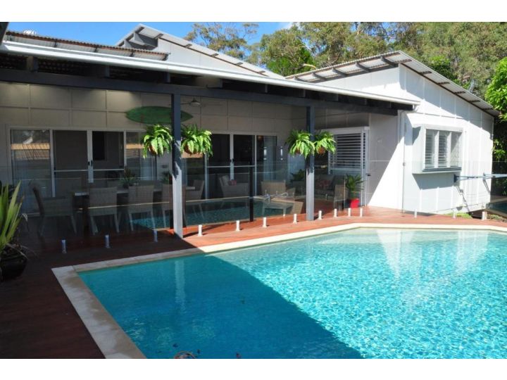 10 Double Island Drive - Modern family home, centrally located, swimming pool & outdoor area Guest house, Rainbow Beach - imaginea 2