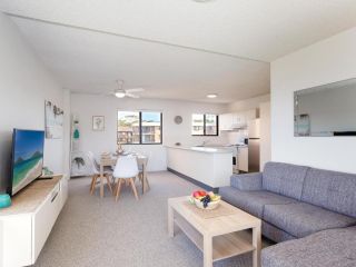 10 'Intrepid' 3 Intrepid Close - water views over Shoal Bay Beach Apartment, Shoal Bay - 4