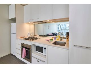 Convenient & Modern 1 Bed Apartment Docklands Apartment, Melbourne - 3