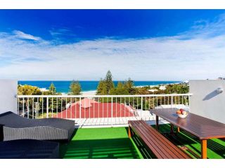 12 Cascades Top Floor Apartment In Prime Position Apartment, Sunshine Beach - 2