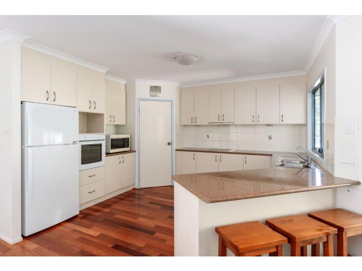 12 Ibis Court - Highset beach house with natural bushland gardens and covered decks Guest house, Rainbow Beach - imaginea 3