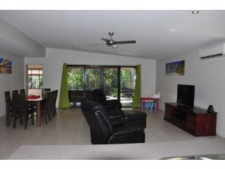 12 Satinwood Drive - Family home with swimming pool located in natural bushland and close to beach Guest house, Rainbow Beach - 3