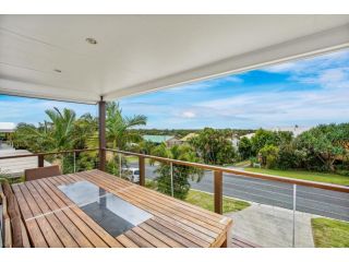 12 Tingira Close - Rainbow Beach - Stunning Modern Beach Home, Pool, Air-Con, Views Guest house, Rainbow Beach - 5