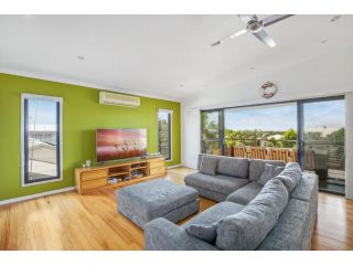 12 Tingira Close - Rainbow Beach - Stunning Modern Beach Home, Pool, Air-Con, Views Guest house, Rainbow Beach - 1