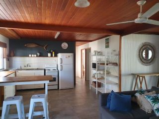 12 Zircon Street - Renovated beach shack with the perfect blend of comfort and coastal cool Guest house, Rainbow Beach - 5