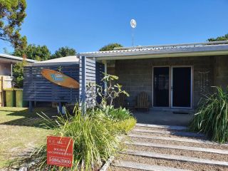 12 Zircon Street - Renovated beach shack with the perfect blend of comfort and coastal cool Guest house, Rainbow Beach - 3