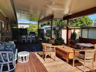 12 Zircon Street - Renovated beach shack with the perfect blend of comfort and coastal cool Guest house, Rainbow Beach - 4