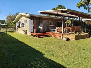 12 Zircon Street - Renovated beach shack with the perfect blend of comfort and coastal cool Guest house, Rainbow Beach - 1