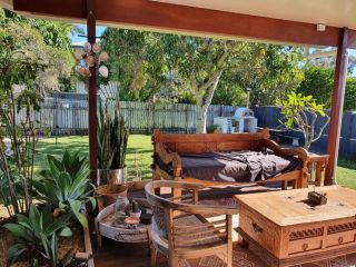 12 Zircon Street - Renovated beach shack with the perfect blend of comfort and coastal cool Guest house, Rainbow Beach - 2