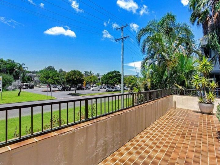 14 &#x27;THE DUNES&#x27;, 38 MARINE DR - LARGE UNIT WITH POOL, TENNIS COURT AND DIRECTLY ACROSS FROM FINGAL Apartment, Fingal Bay - imaginea 10