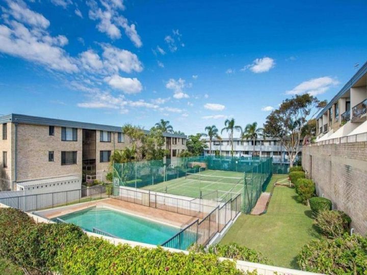 14 &#x27;THE DUNES&#x27;, 38 MARINE DR - LARGE UNIT WITH POOL, TENNIS COURT AND DIRECTLY ACROSS FROM FINGAL Apartment, Fingal Bay - imaginea 2