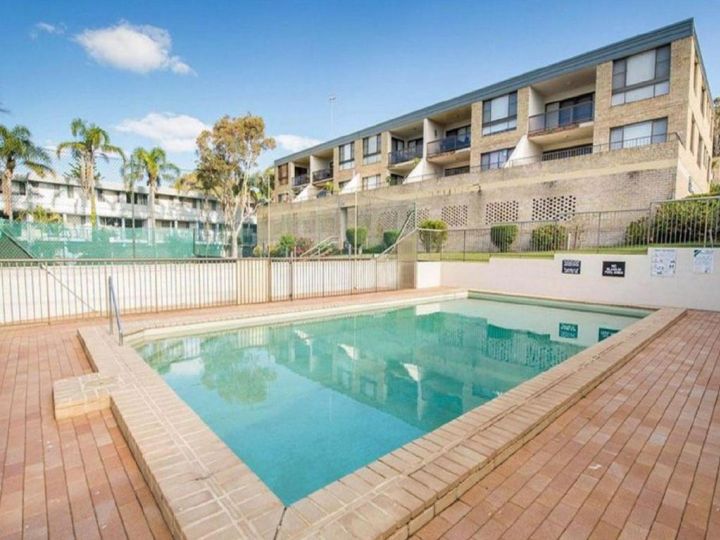 14 &#x27;THE DUNES&#x27;, 38 MARINE DR - LARGE UNIT WITH POOL, TENNIS COURT AND DIRECTLY ACROSS FROM FINGAL Apartment, Fingal Bay - imaginea 1