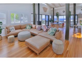 15 McAnally Drive Fabulous Family Home with Magnificent Ocean Views Pool Walk to Beach Guest house, Sunshine Beach - 4