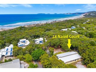 18 Naiad Court - Rainbow Shores, Modern Beach House, Walk to Beach Guest house, Rainbow Beach - 1