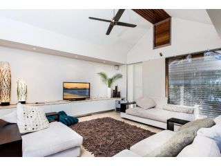 Byron Bay Accom 18A Childe Street, Belongil Beach - Belongil Beach Pavilion House Apartment, Byron Bay - 3