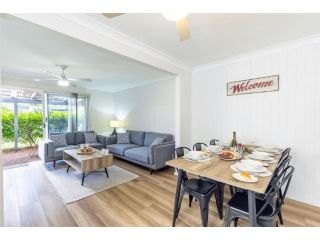 2/10 Catalina Close - Walk to Shoal Bay Beach Guest house, Shoal Bay - 1