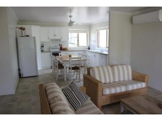 2-51 Carlo Road - Rainbow Beach - Pets welcome, Air conditioning, Walk to the shops Guest house, Rainbow Beach - 2