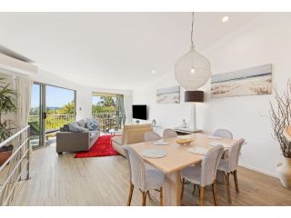 Unit 2 Perfect Holiday Haven in Beachfront Street See the Ocean 2 Bed 2 Bath Guest house, Sunshine Beach - 4