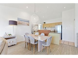 Unit 2 Perfect Holiday Haven in Beachfront Street See the Ocean 2 Bed 2 Bath Guest house, Sunshine Beach - 3