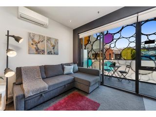 2-Bed Unit with Balcony near St Kilda Beach Apartment, Melbourne - 2