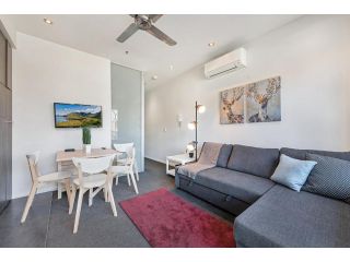 2-Bed Unit with Balcony near St Kilda Beach Apartment, Melbourne - 3