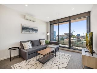 2-Bed Unit with Parking, Balcony and Pool near CBD Apartment, Melbourne - 4