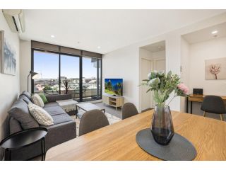 2-Bed Unit with Parking, Balcony and Pool near CBD Apartment, Melbourne - 2