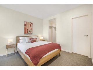 2-Bed Unit with Parking, Balcony and Pool near CBD Apartment, Melbourne - 5