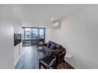 2 Bedroom Apartment with Stunning Views and balcony in Melbourne CBD - Aura Apartment, Melbourne - 5