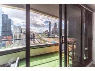 2 Bedroom Apartment with Stunning Views and balcony in Melbourne CBD - Aura Apartment, Melbourne - 4