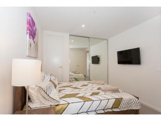 â˜† Heart of St Kilda â˜† Infinity Pool+Parking+WIFI Apartment, Melbourne - 5