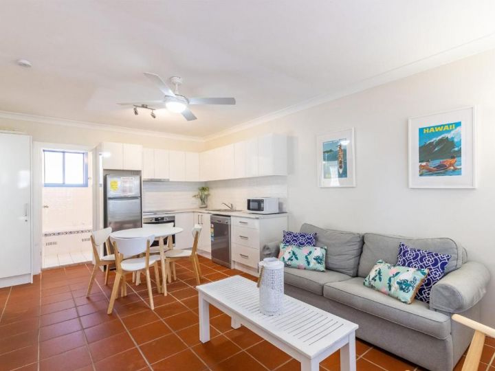 2 &#x27;Copacabana&#x27;, 61 Sandy Point Road - cute unit with water views from the balcony Guest house, Corlette - imaginea 4