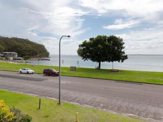 2 'Little Hut' 20 Kurrawa Close - Stunning water views of Little Beach Apartment, Nelson Bay - 2