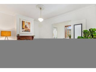 MadeComfy Spacious 3-Bed Terrace With Balcony Guest house, Melbourne - 5