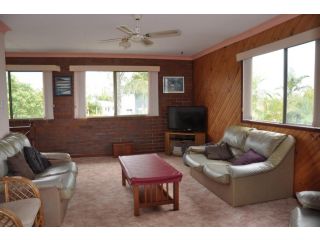 31 Bombala Crescent - Two storey home with covered outdoor deck, fully fenced backyard. Pet friendly Guest house, Rainbow Beach - 4