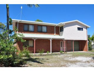 31 Bombala Crescent - Two storey home with covered outdoor deck, fully fenced backyard. Pet friendly Guest house, Rainbow Beach - 2