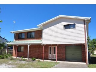 31 Bombala Crescent - Two storey home with covered outdoor deck, fully fenced backyard. Pet friendly Guest house, Rainbow Beach - 3