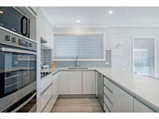 3br Broadbeach Lakefront Apartment Apartment, Gold Coast - 5