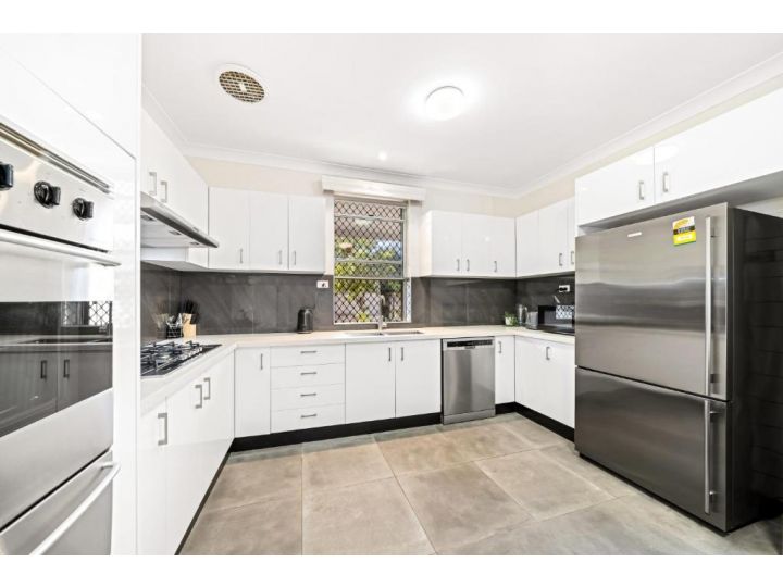 4 Bedroom house 500M to Drummoyne Bay Run Guest house, Sydney - imaginea 1